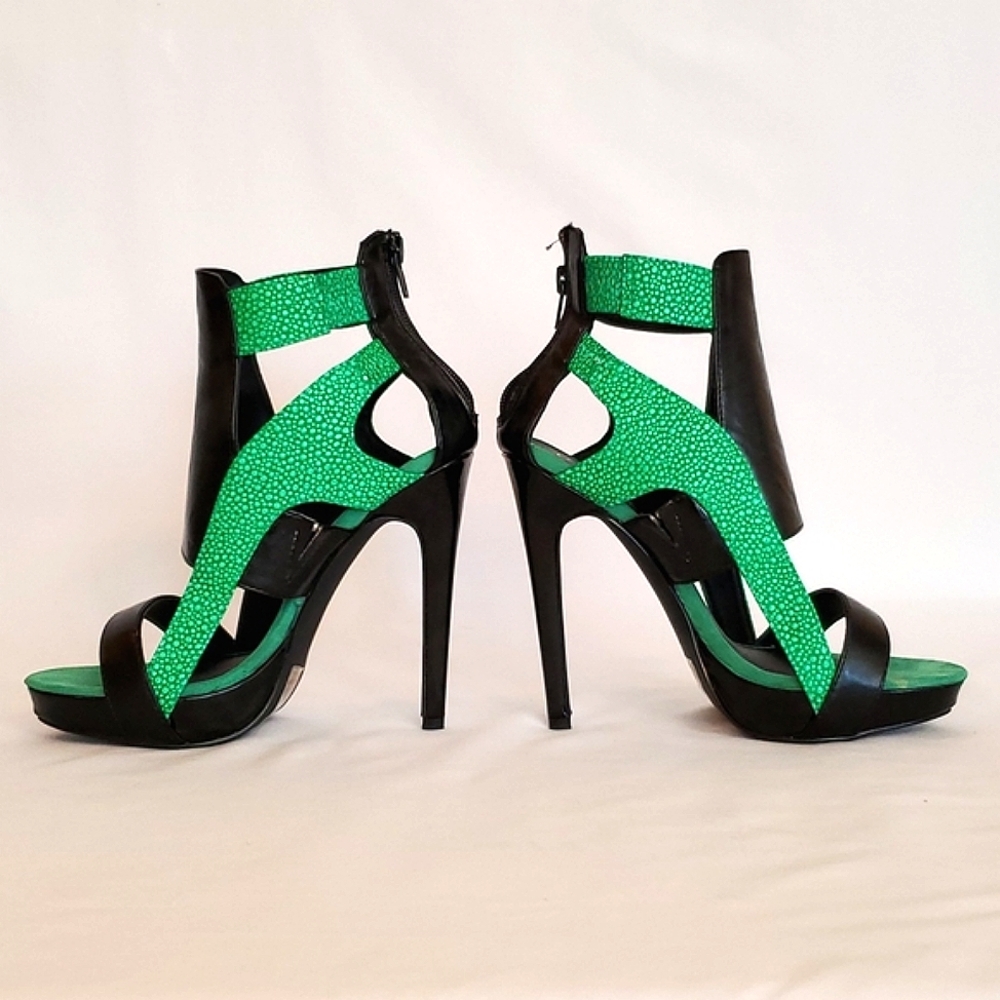 Shoedazzle | Camele Green/Black heels - Picture 3 of 16